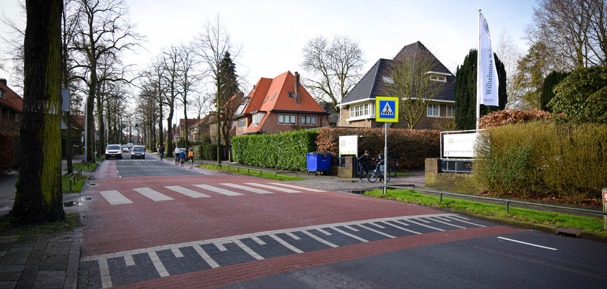 Afbeelding: verhoogde voetgangersoversteekplaats in de schoolzone op de Gijsbrecht van Amstelstraat in Hilversum